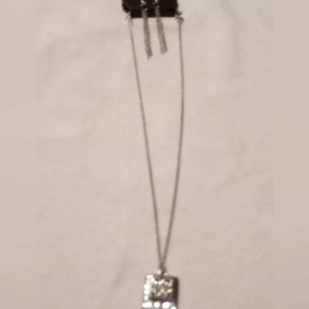 💐(NWT) SILVER NECKLACE AND MATCHING DANGLING EARRINGS SET💐